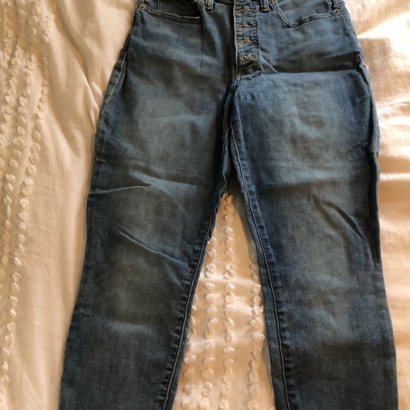 Lucky brand High rise Bridgette 
Button closure 
Size 6
Mid wash - Picture 3 of 8